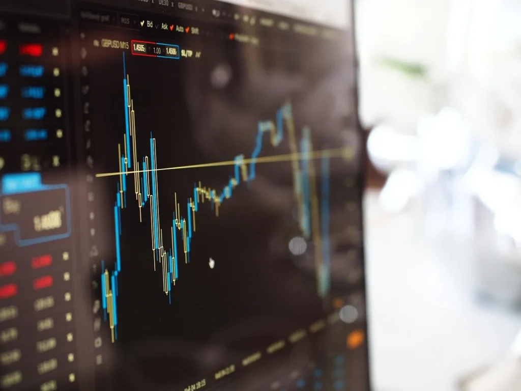 Kursy walut na żywo: euro i dolar – wpływ na zakupy online i podróże